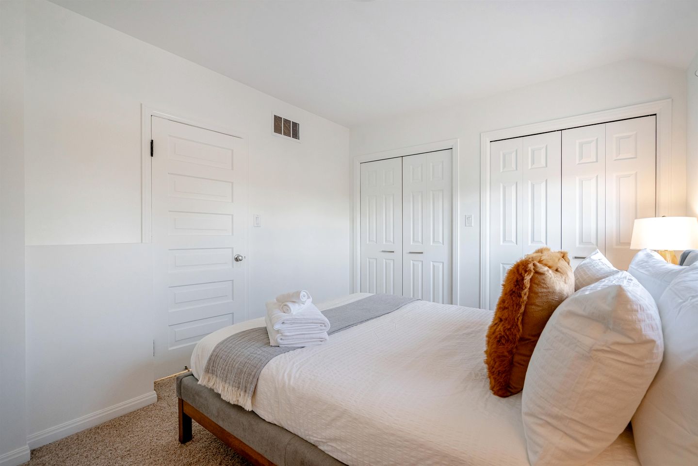 Relaxing Luxury Stay with Spa Bath, Pool Loungers & Outdoor Fire Pit in Ontario, Canada