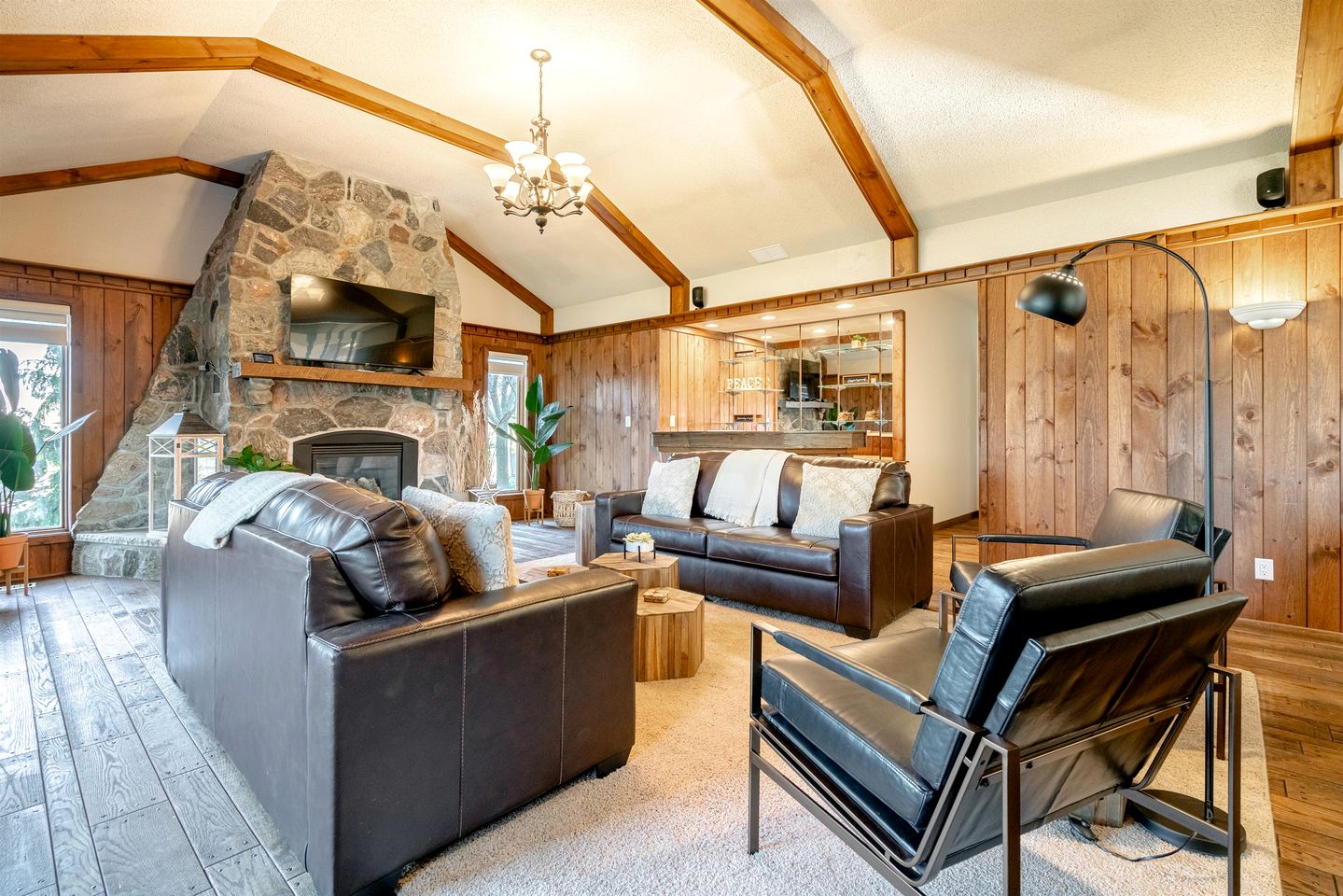 Relaxing Luxury Stay with Spa Bath, Pool Loungers & Outdoor Fire Pit in Ontario, Canada