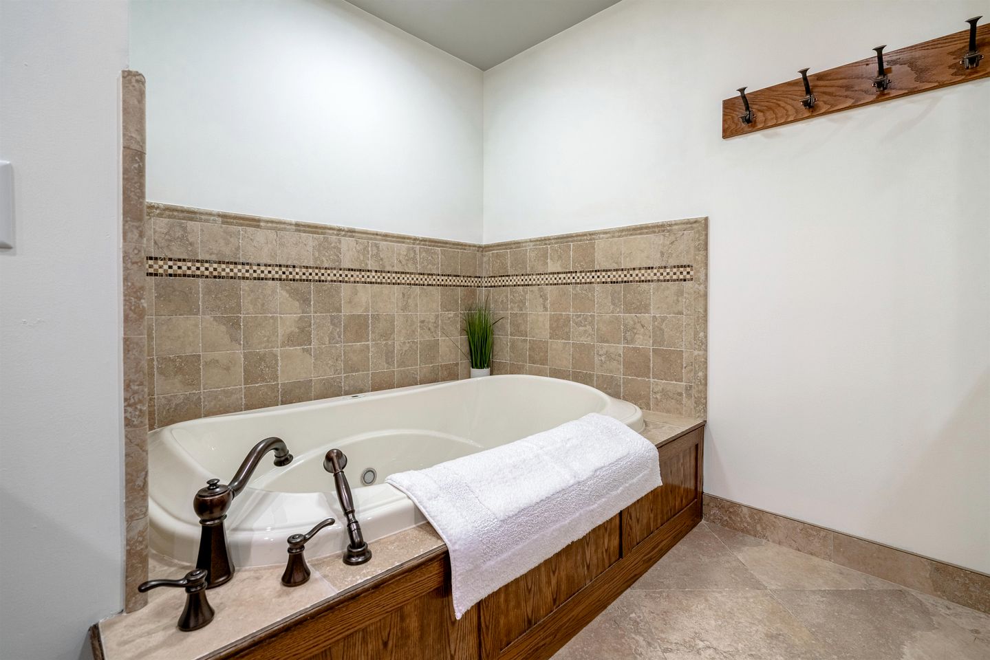 Relaxing Luxury Stay with Spa Bath, Pool Loungers & Outdoor Fire Pit in Ontario, Canada