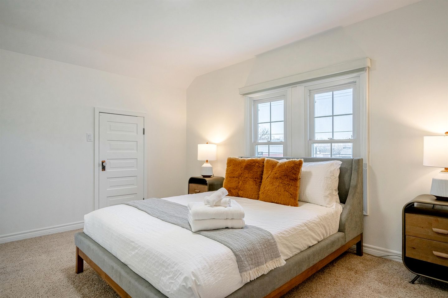 Relaxing Luxury Stay with Spa Bath, Pool Loungers & Outdoor Fire Pit in Ontario, Canada