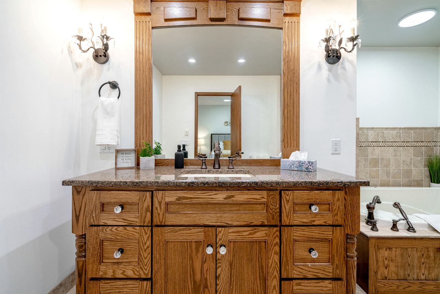 Relaxing Luxury Stay with Spa Bath, Pool Loungers & Outdoor Fire Pit in Ontario, Canada