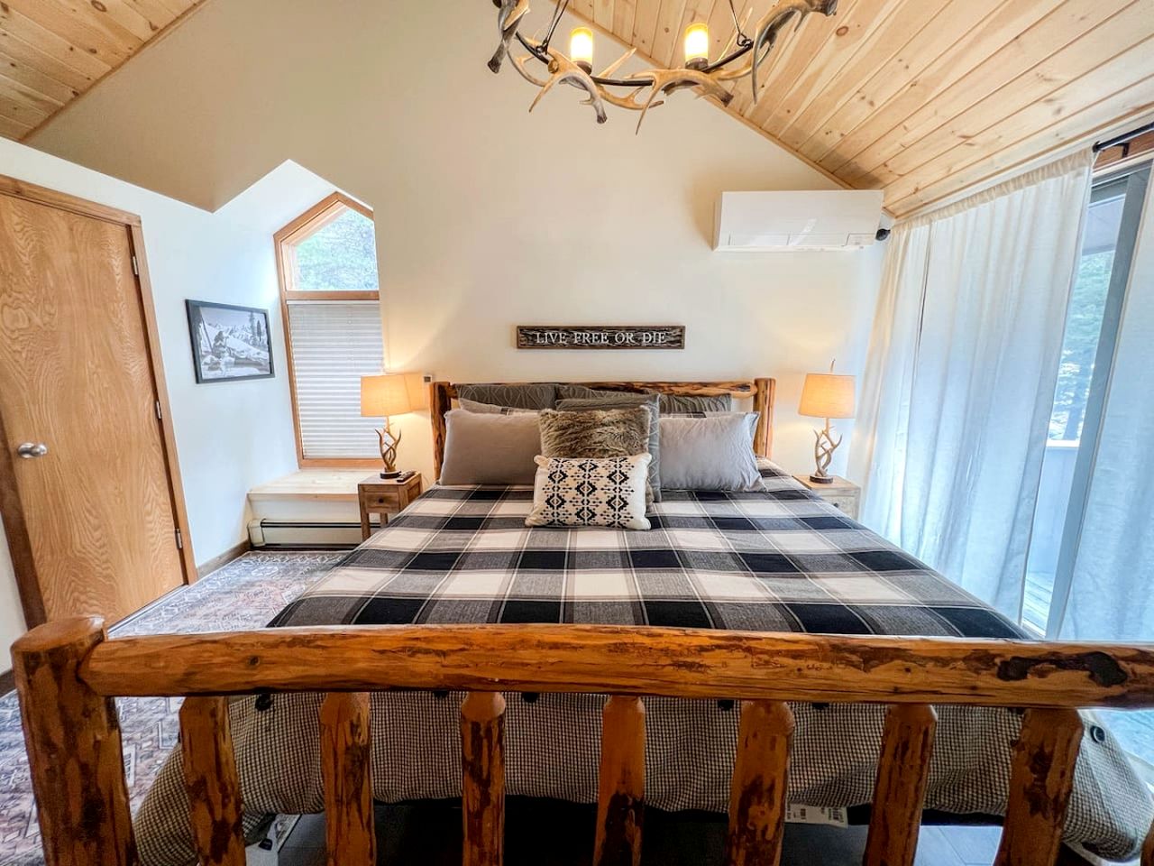 Relaxing Mountainside Cabin with Picnic Space in New Hampshire