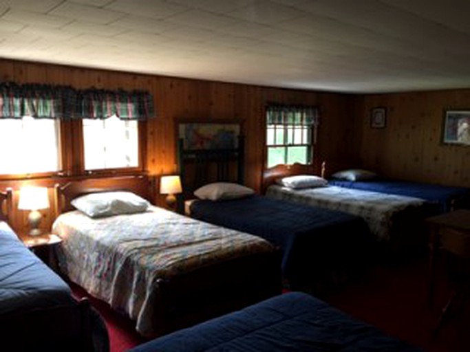 Cabins (Raquette Lake, New York, United States)