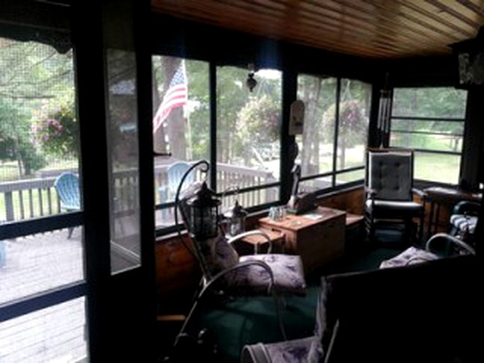 Cabins (Raquette Lake, New York, United States)