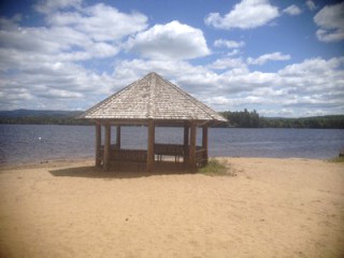 Cabins (Raquette Lake, New York, United States)