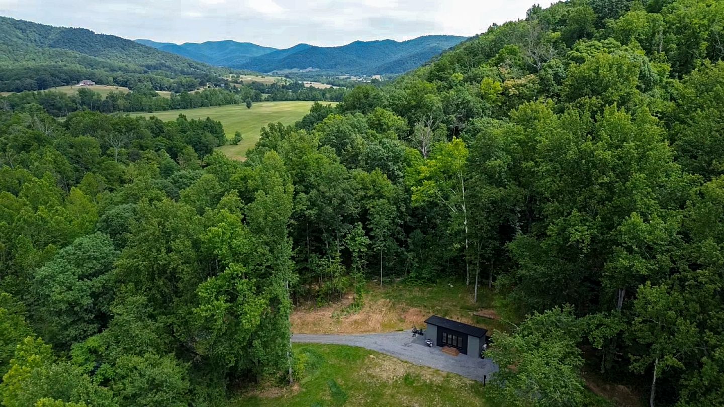 Relaxing Tiny House Nestled Amidst Trees in Madison, Virginia