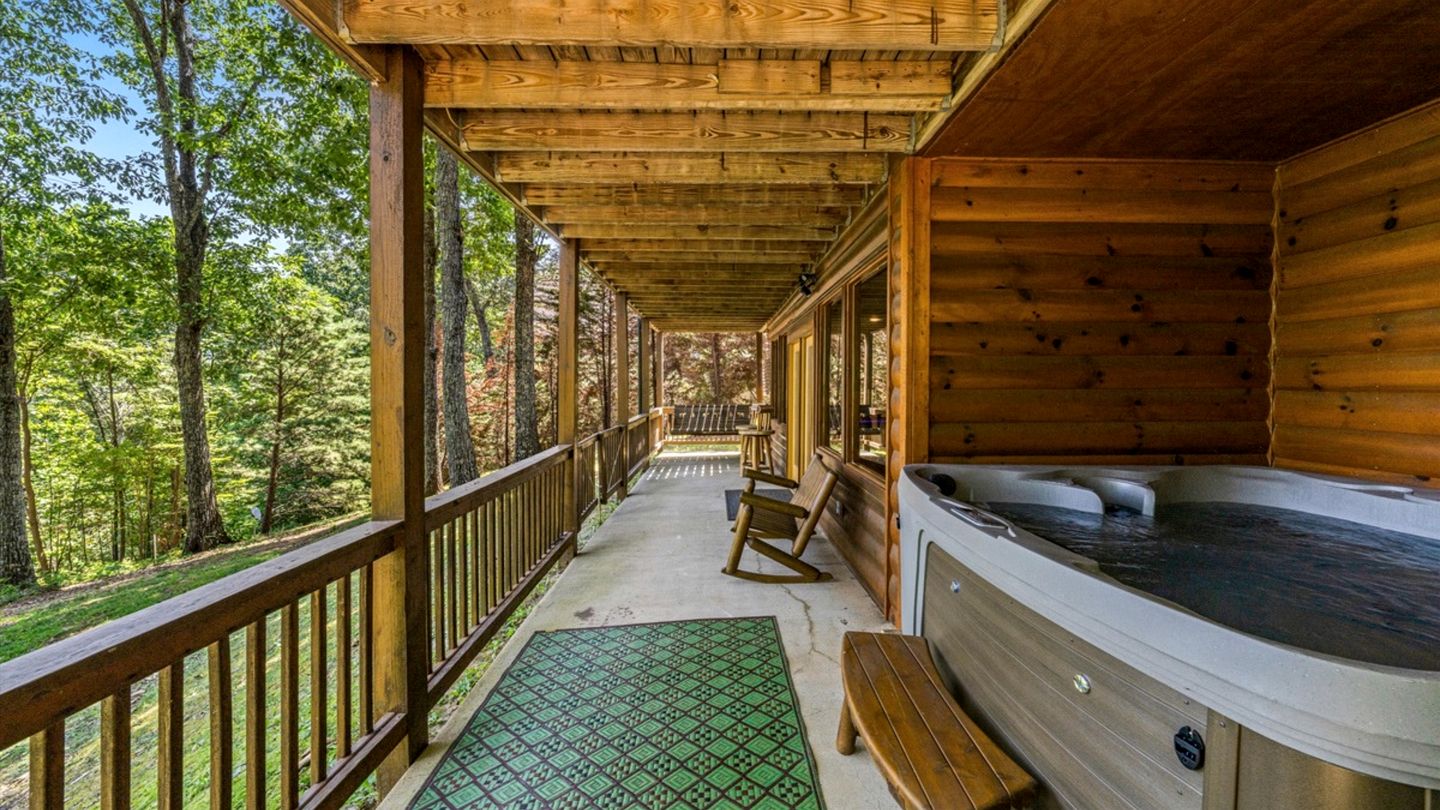 Remarkable Cabin with Screened Porch and Spa in Sevierville, Tennesee