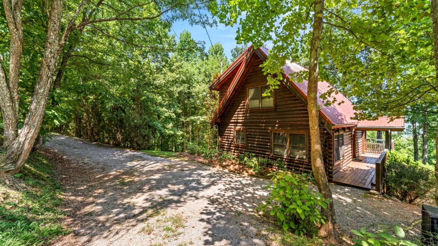 Remarkable Cabin with Screened Porch and Spa in Sevierville, Tennesee