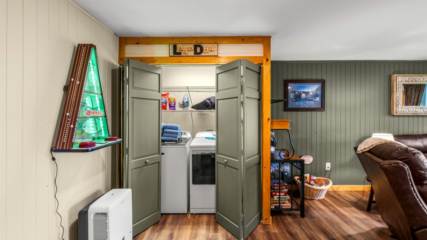 Remarkable Cabin with Screened Porch and Spa in Sevierville, Tennesee