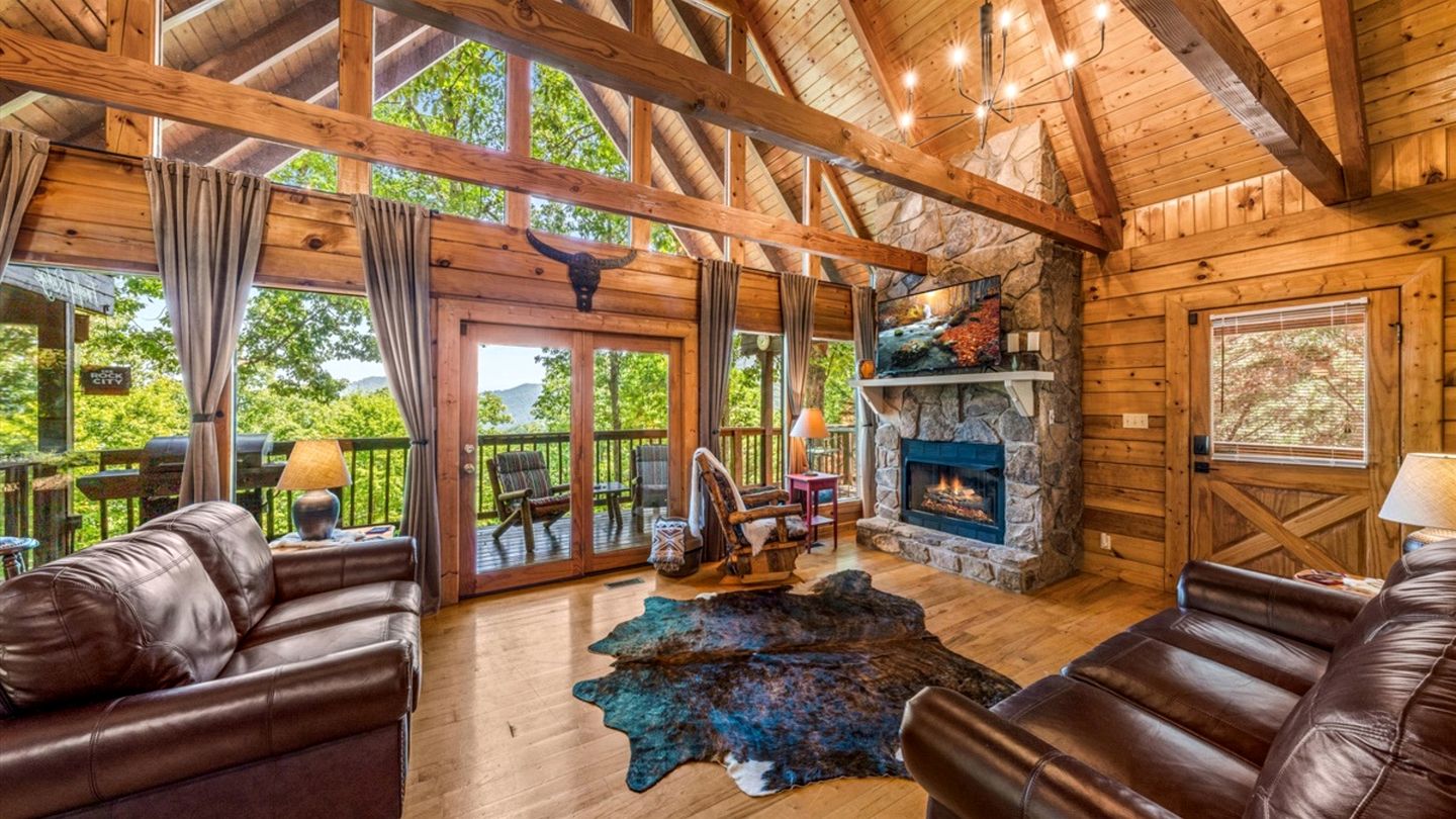 Remarkable Cabin with Screened Porch and Spa in Sevierville, Tennesee