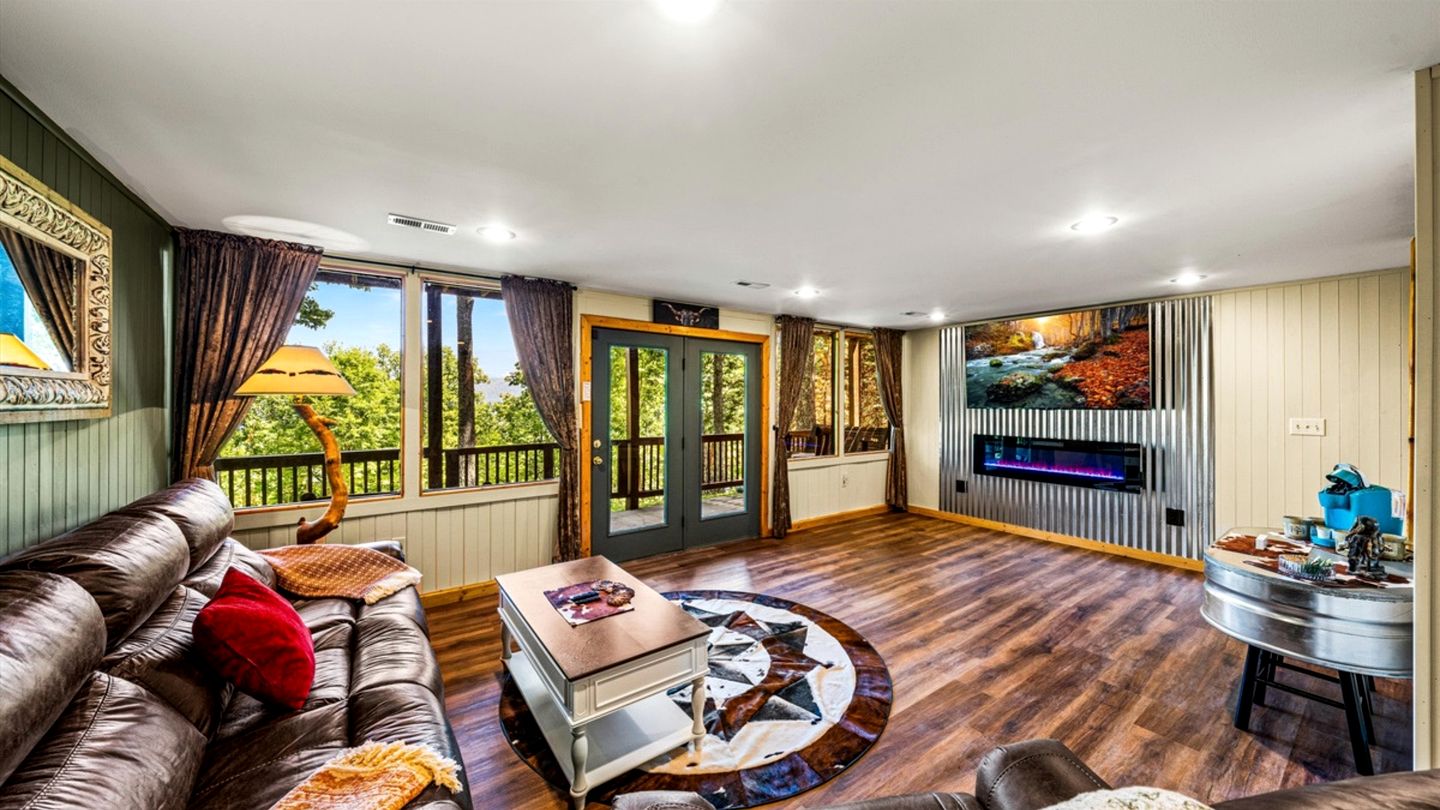 Remarkable Cabin with Screened Porch and Spa in Sevierville, Tennesee