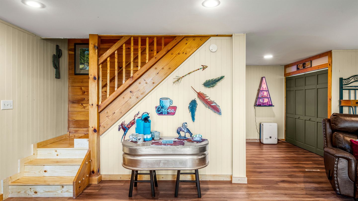 Remarkable Cabin with Screened Porch and Spa in Sevierville, Tennesee