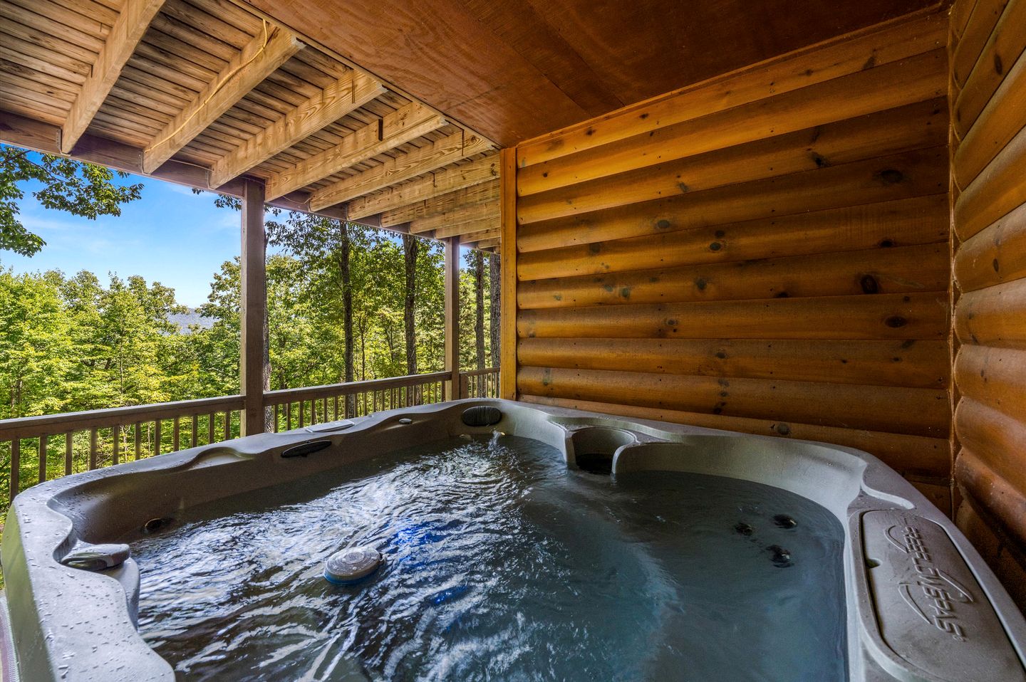 Remarkable Cabin with Screened Porch and Spa in Sevierville, Tennesee