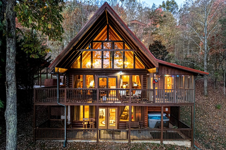 Remarkable Cabin with Screened Porch and Spa in Sevierville, Tennesee