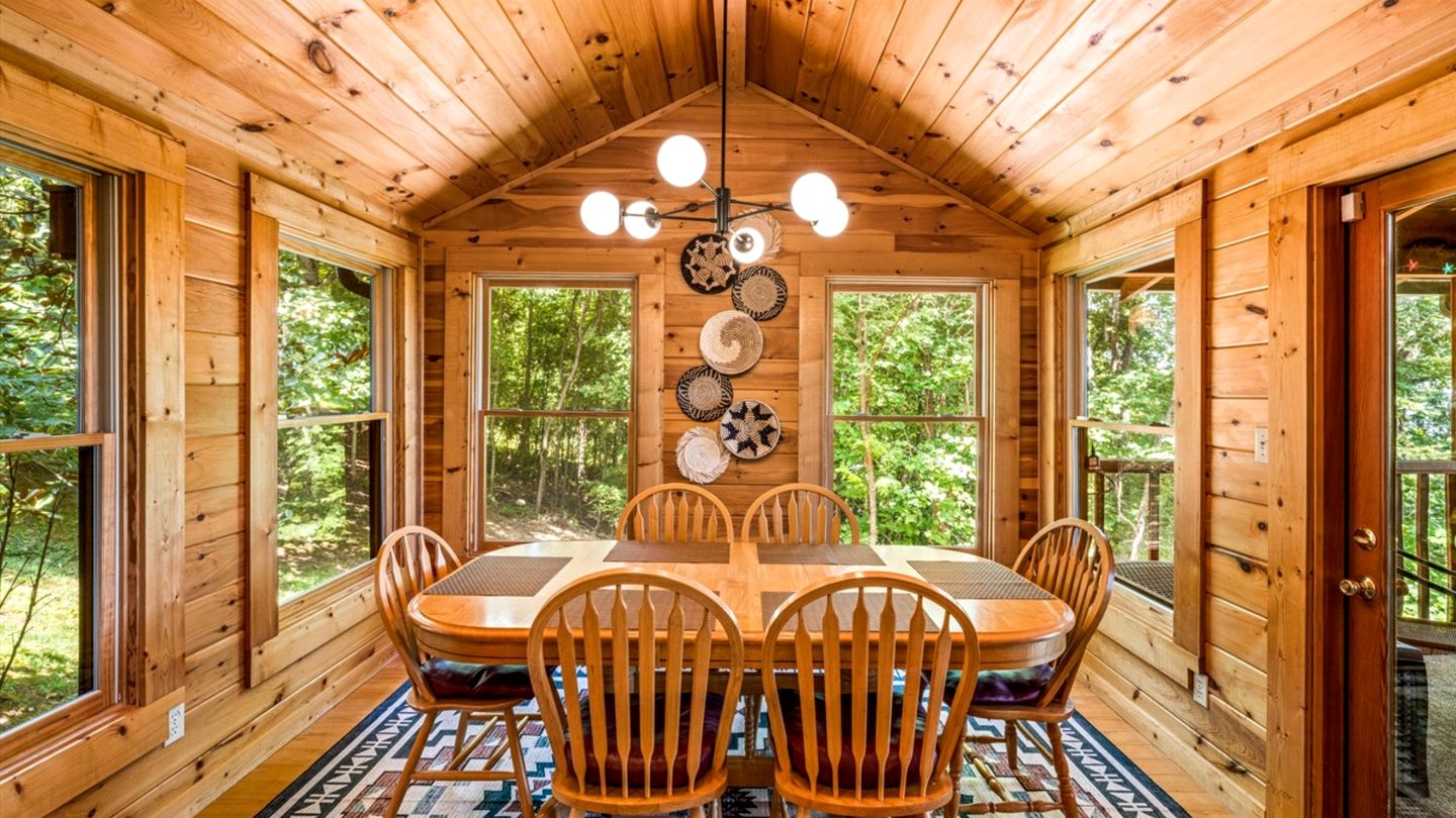 Remarkable Cabin with Screened Porch and Spa in Sevierville, Tennesee