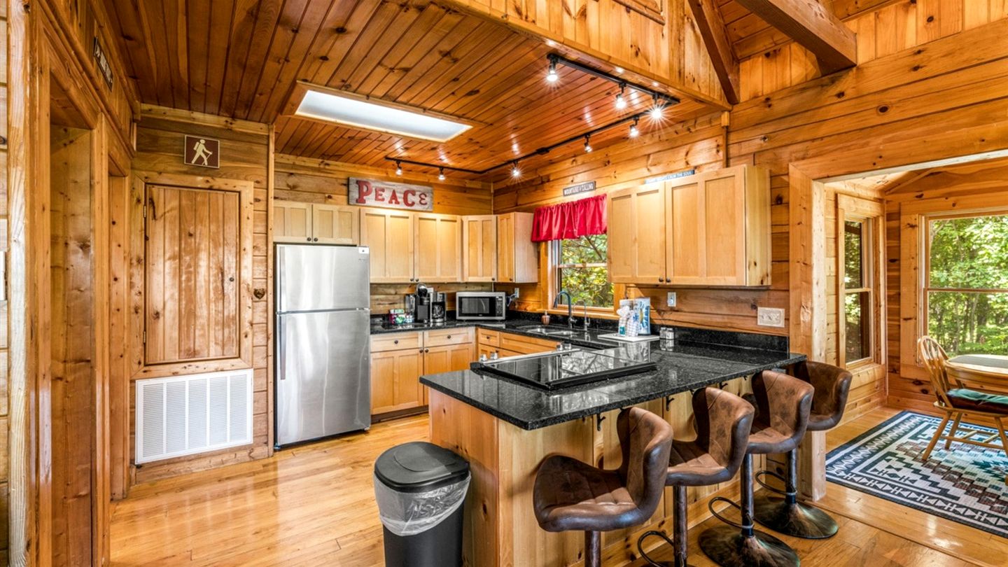 Remarkable Cabin with Screened Porch and Spa in Sevierville, Tennesee