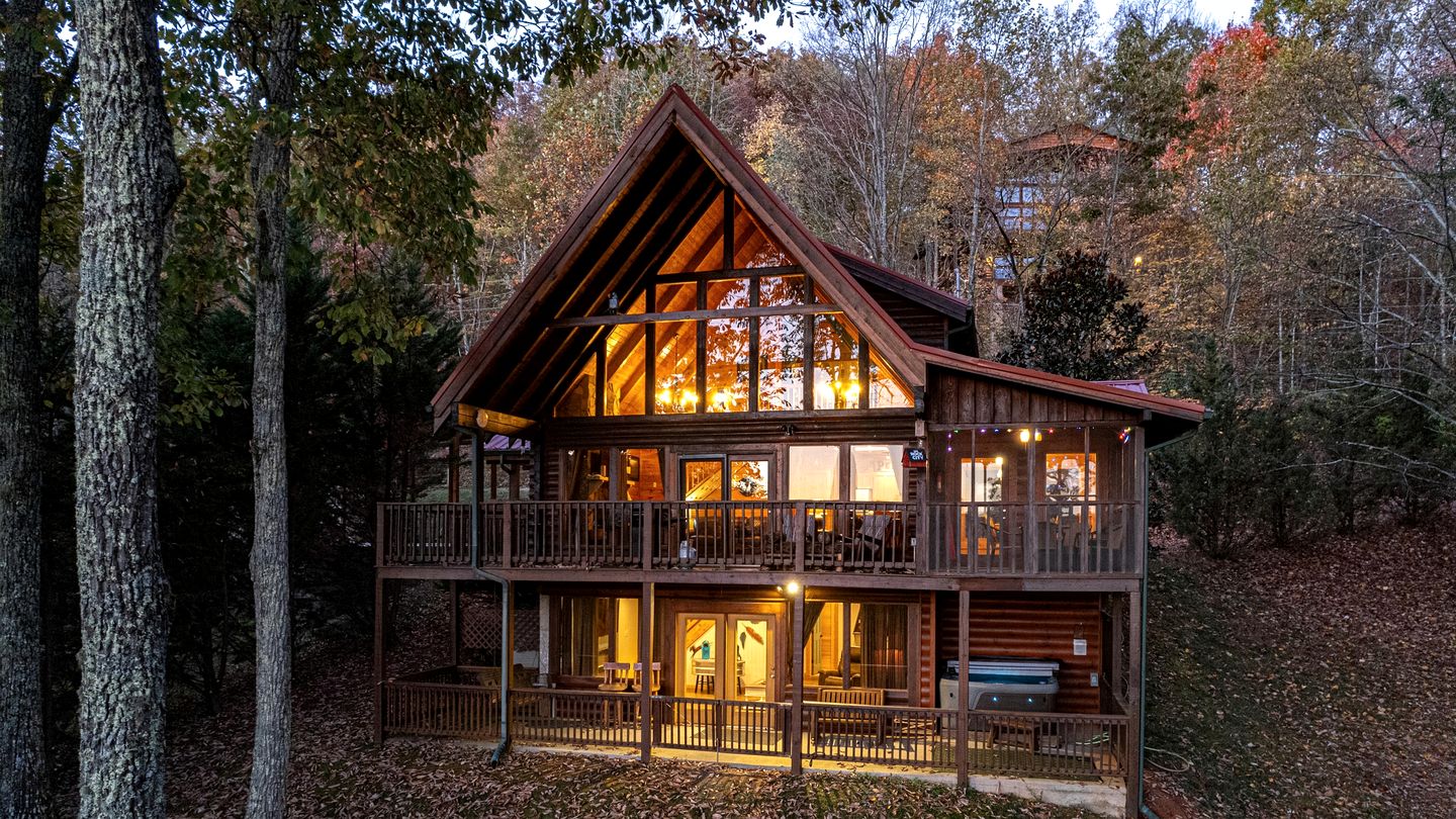 Remarkable Cabin with Screened Porch and Spa in Sevierville, Tennesee