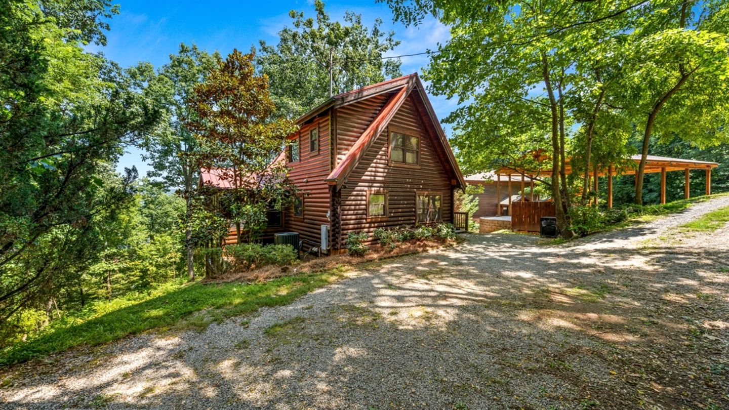 Remarkable Cabin with Screened Porch and Spa in Sevierville, Tennesee