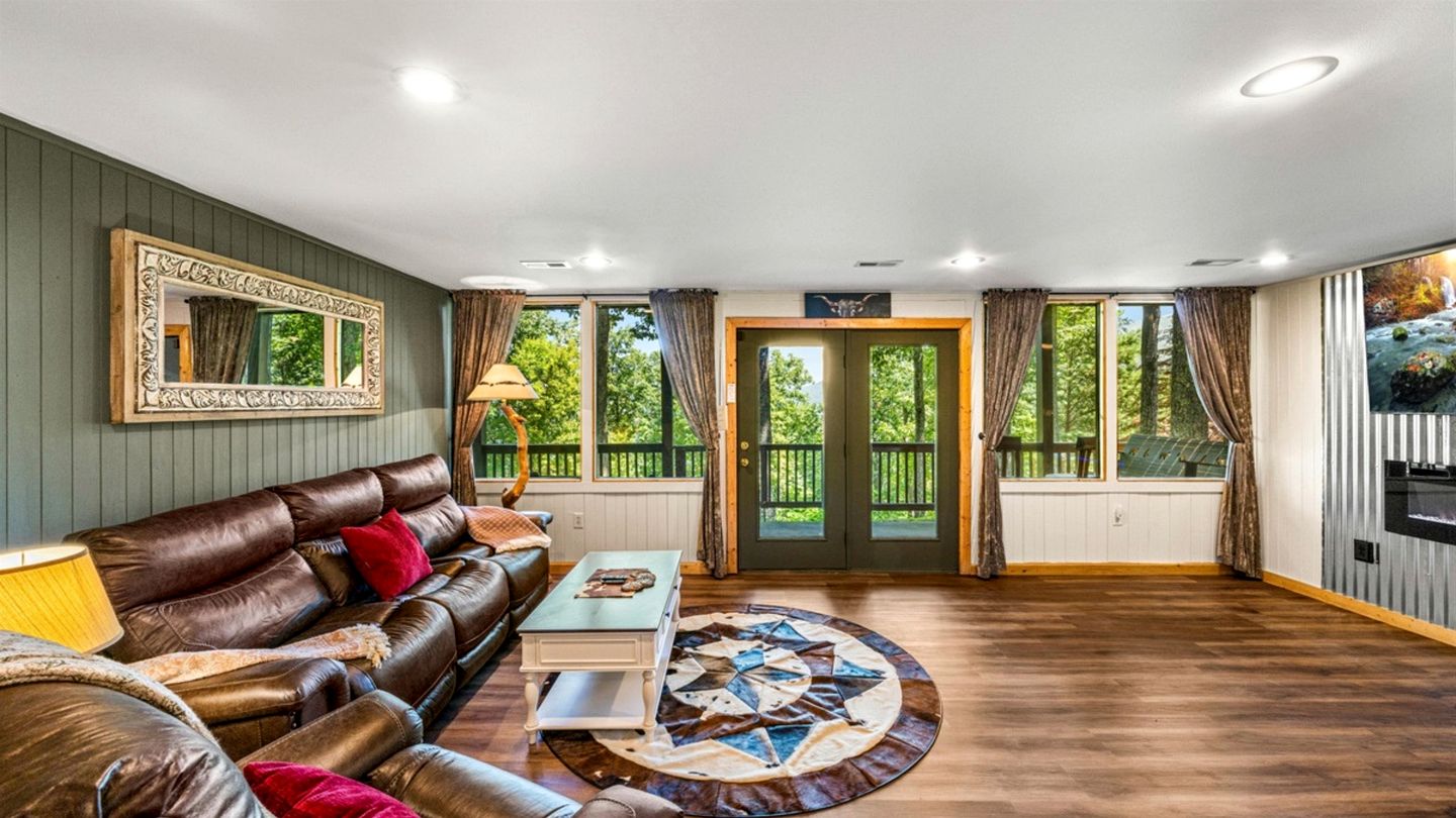 Remarkable Cabin with Screened Porch and Spa in Sevierville, Tennesee