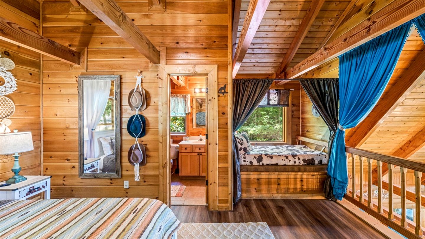 Remarkable Cabin with Screened Porch and Spa in Sevierville, Tennesee