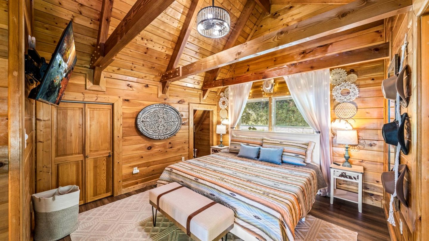 Remarkable Cabin with Screened Porch and Spa in Sevierville, Tennesee