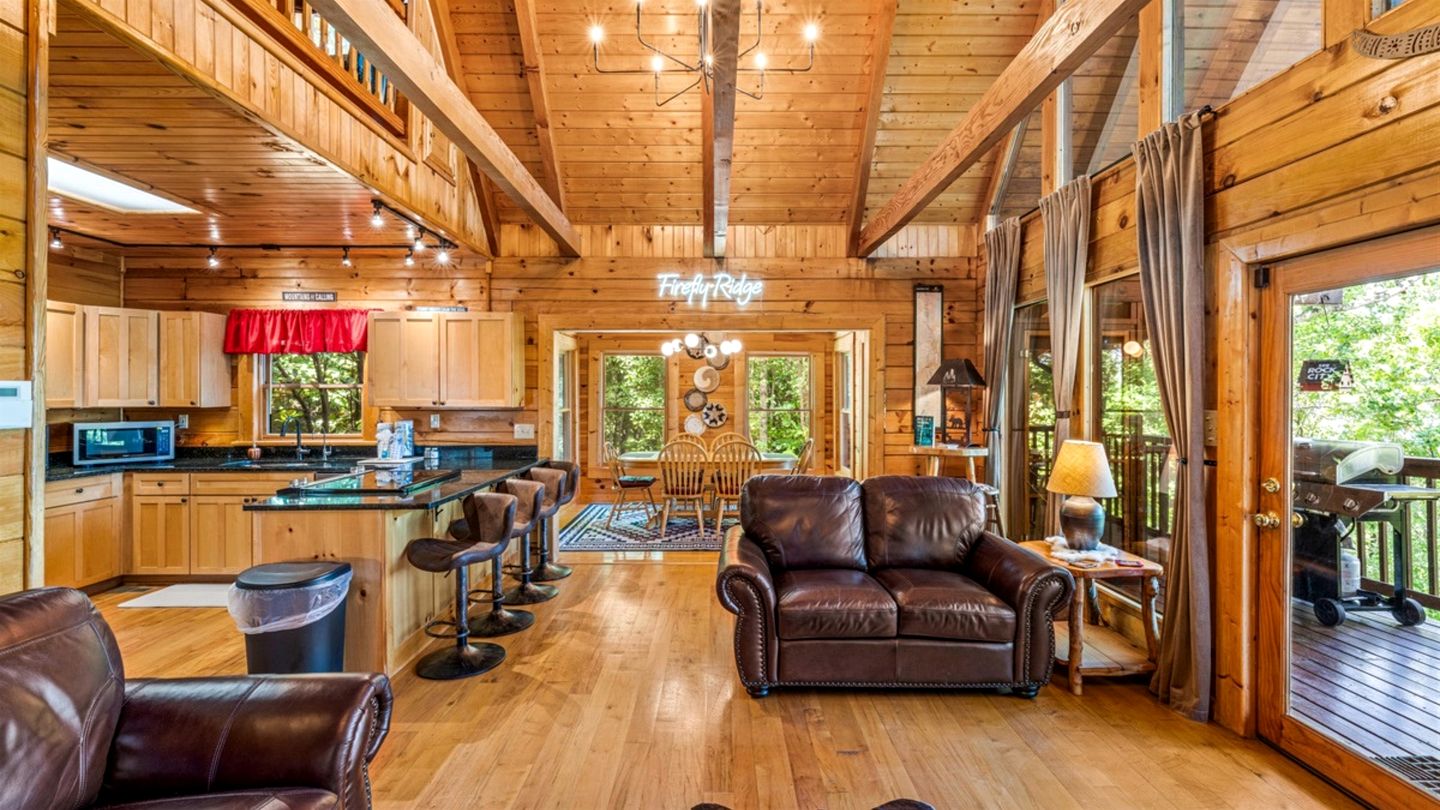 Remarkable Cabin with Screened Porch and Spa in Sevierville, Tennesee