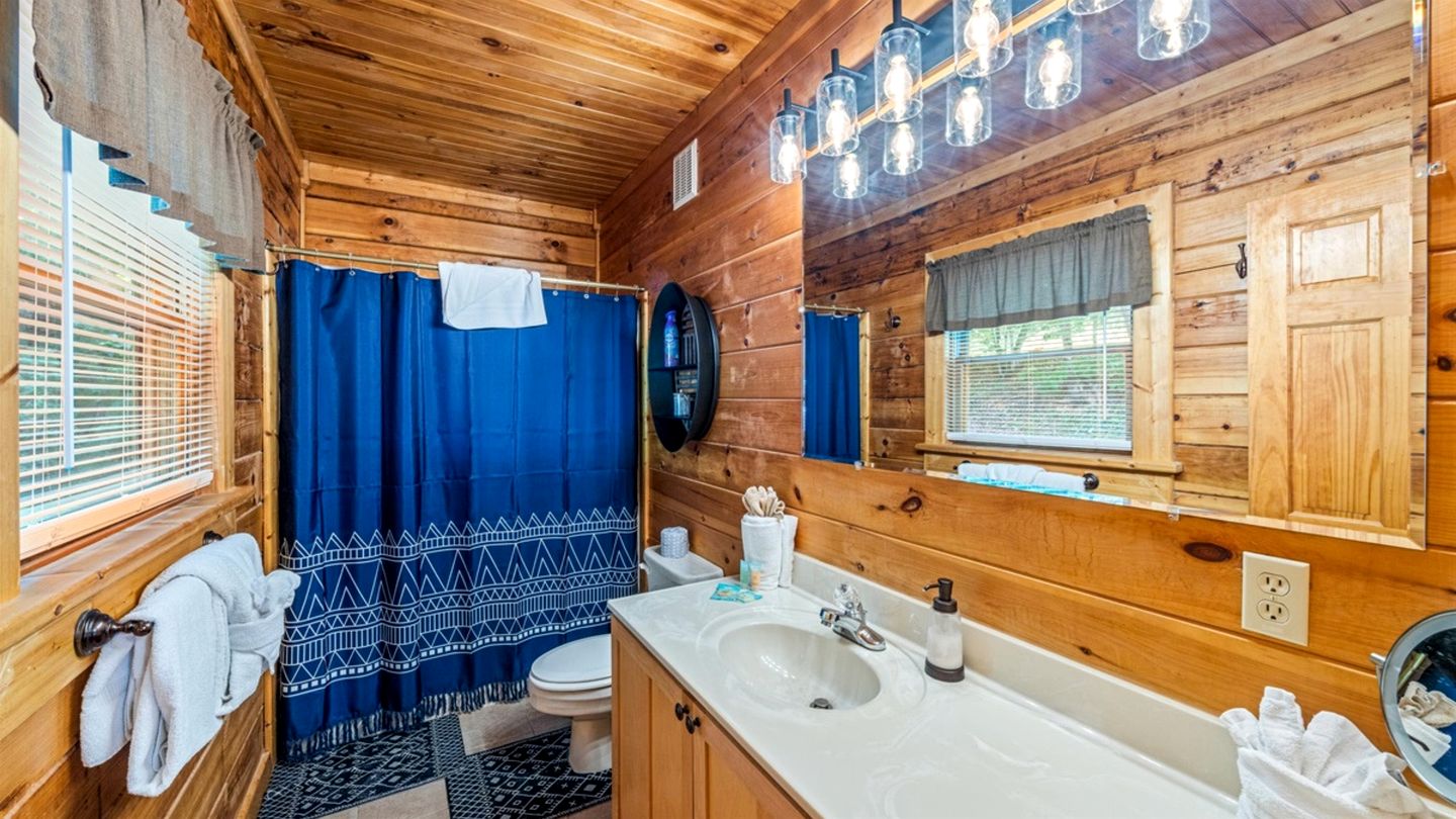 Remarkable Cabin with Screened Porch and Spa in Sevierville, Tennesee