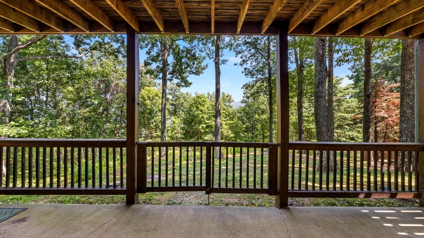 Remarkable Cabin with Screened Porch and Spa in Sevierville, Tennesee