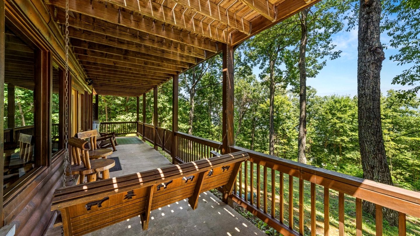 Remarkable Cabin with Screened Porch and Spa in Sevierville, Tennesee
