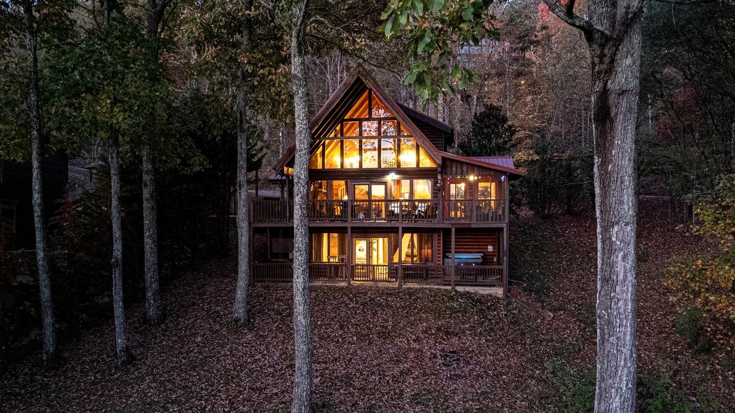 Remarkable Cabin with Screened Porch and Spa in Sevierville, Tennesee