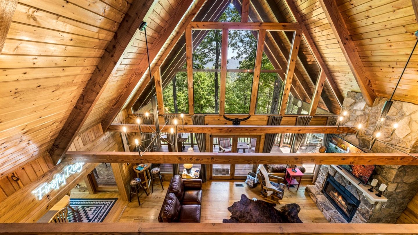 Remarkable Cabin with Screened Porch and Spa in Sevierville, Tennesee