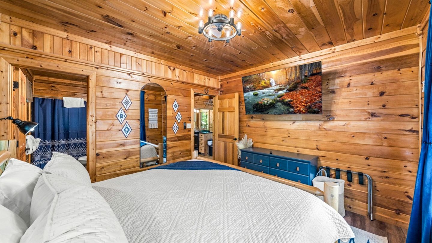 Remarkable Cabin with Screened Porch and Spa in Sevierville, Tennesee