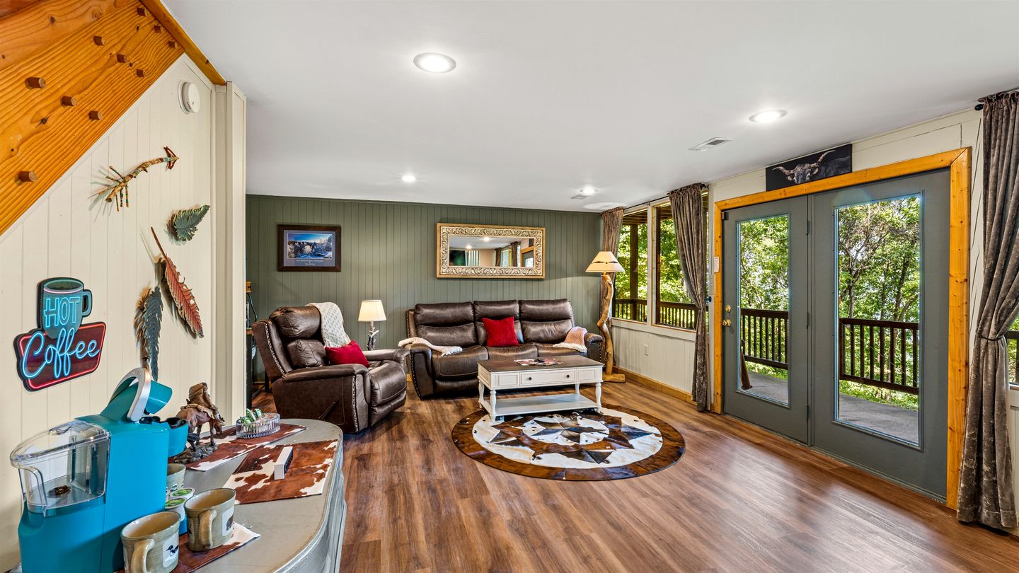 Remarkable Cabin with Screened Porch and Spa in Sevierville, Tennesee