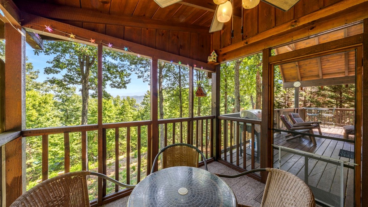 Remarkable Cabin with Screened Porch and Spa in Sevierville, Tennesee