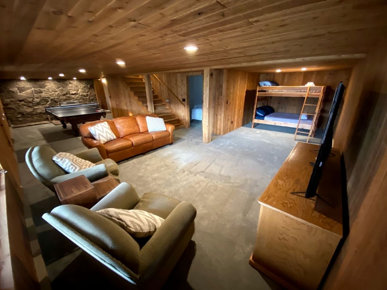 Remodeled Cabin with Pool Table and Hot-Tub in Wyoming