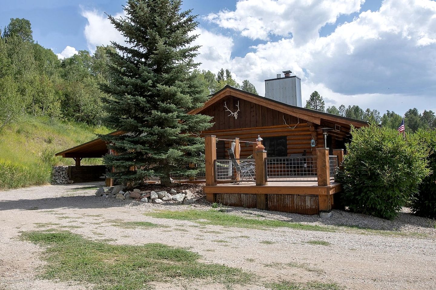 Remodeled Cabin with Pool Table and Hot-Tub in Wyoming