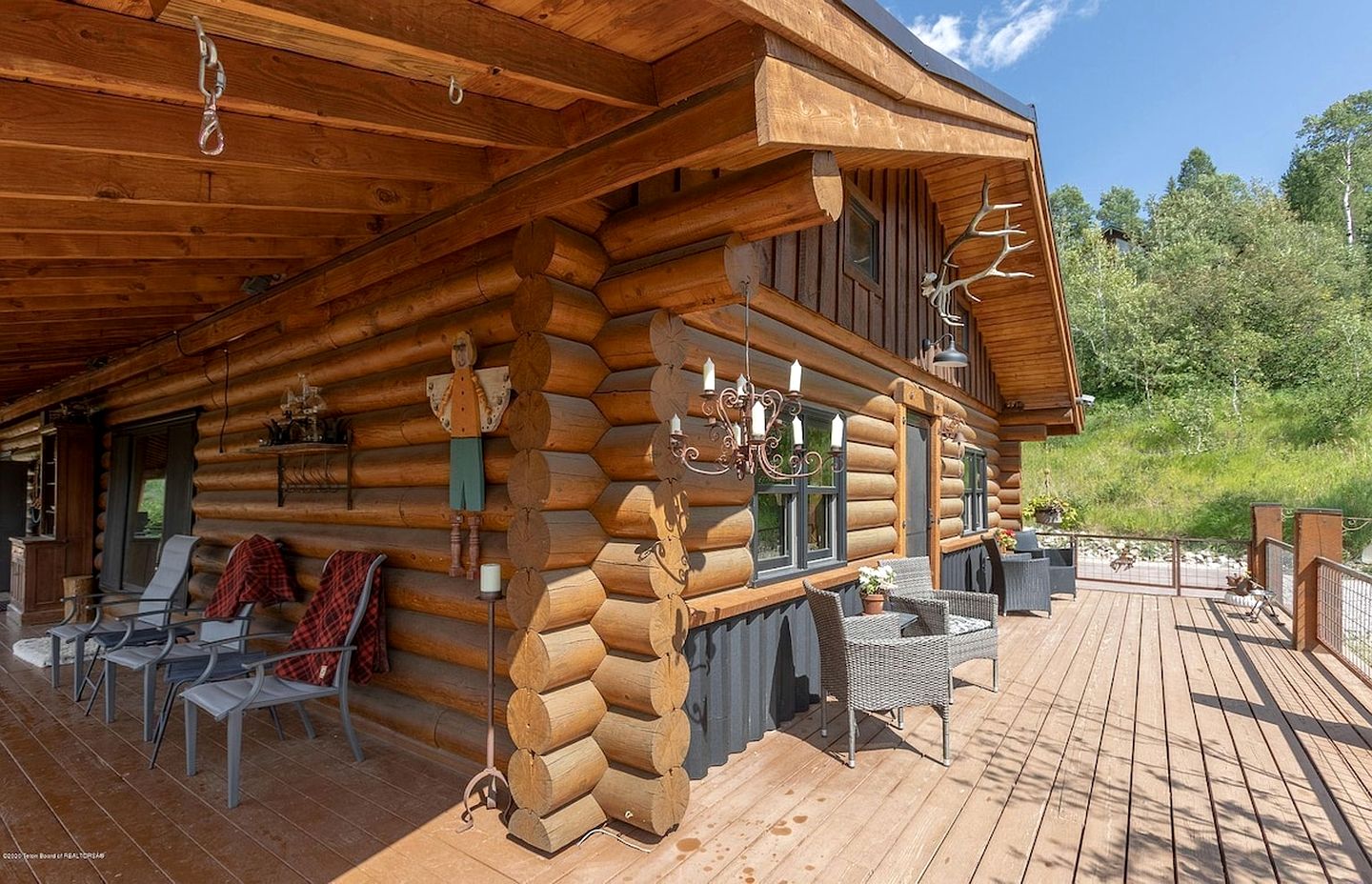 Remodeled Cabin with Pool Table and Hot-Tub in Wyoming