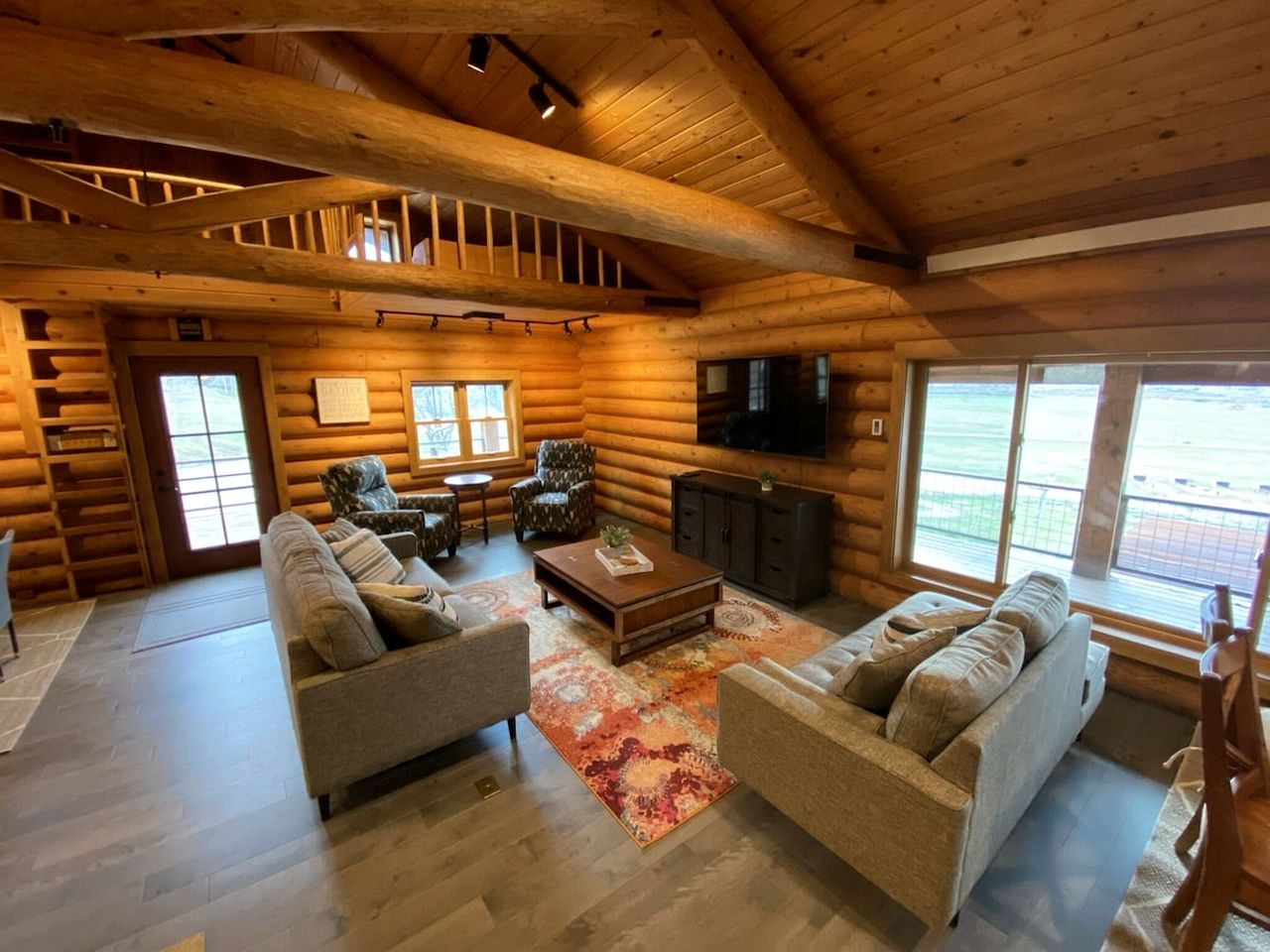 Remodeled Cabin with Pool Table and Hot-Tub in Wyoming