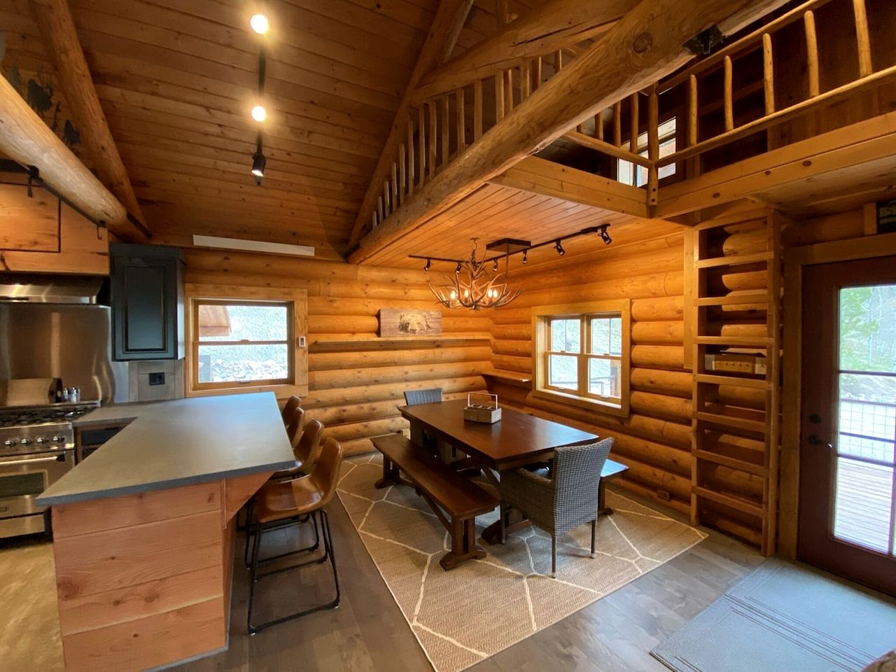Remodeled Cabin with Pool Table and Hot-Tub in Wyoming