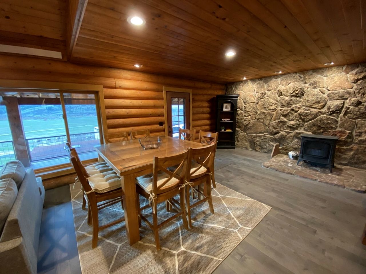 Remodeled Cabin with Pool Table and Hot-Tub in Wyoming