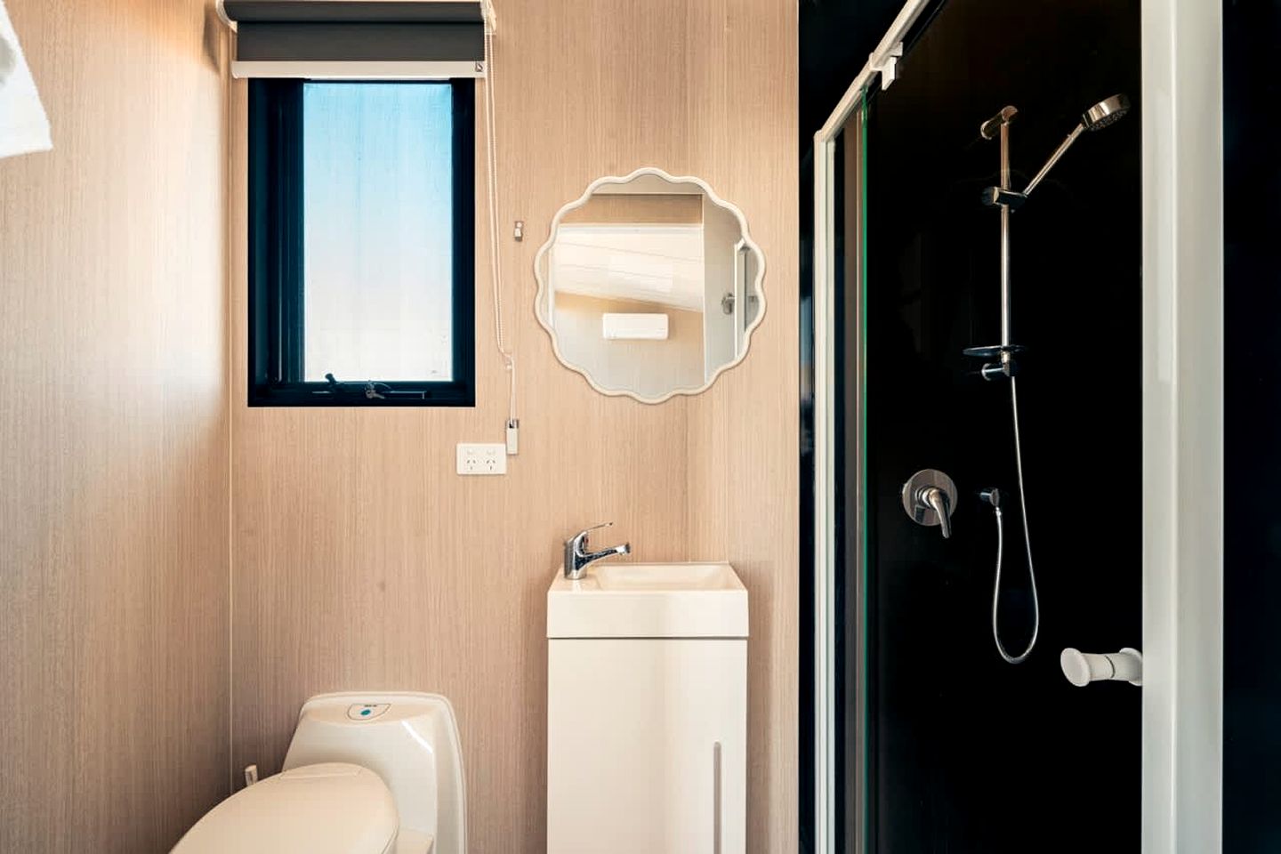 Remote Equipped Tiny House Majestic Sunset Views in Victoria