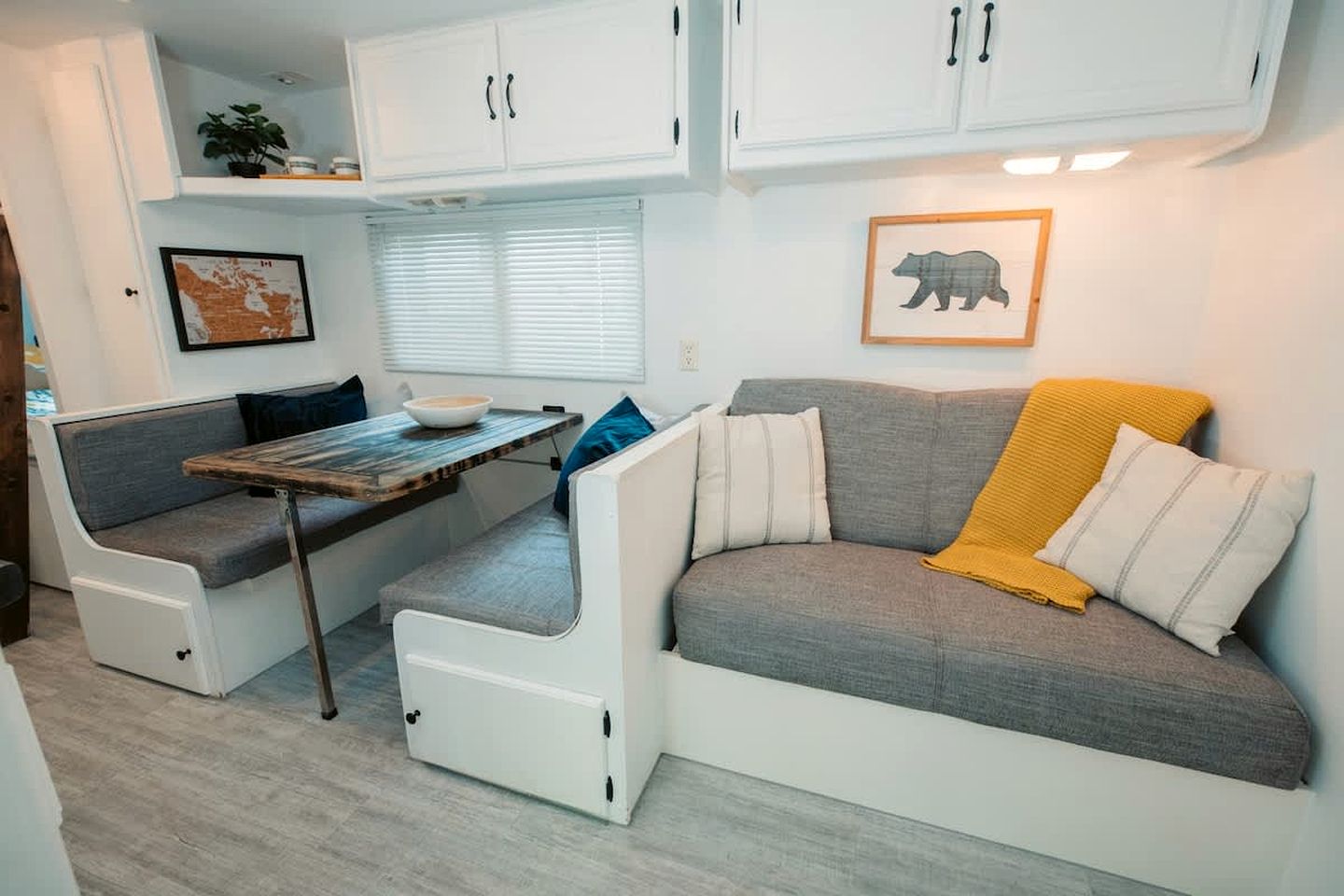 Renovated Vintage Glamping Caravan near the Grotto and Lions Head Park, Ontario