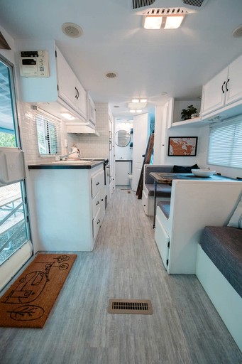 Caravans (Canada, Miller Lake, Ontario)