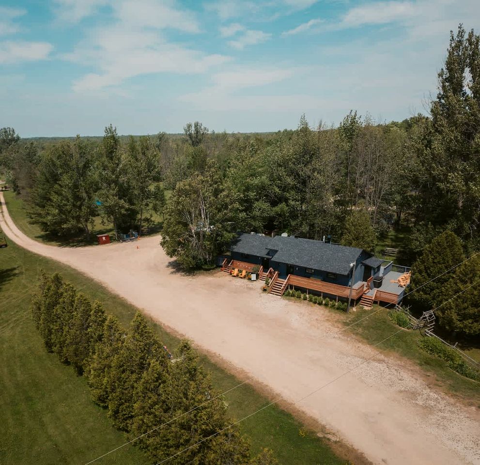Renovated Vintage Glamping Caravan near the Grotto and Lions Head Park, Ontario