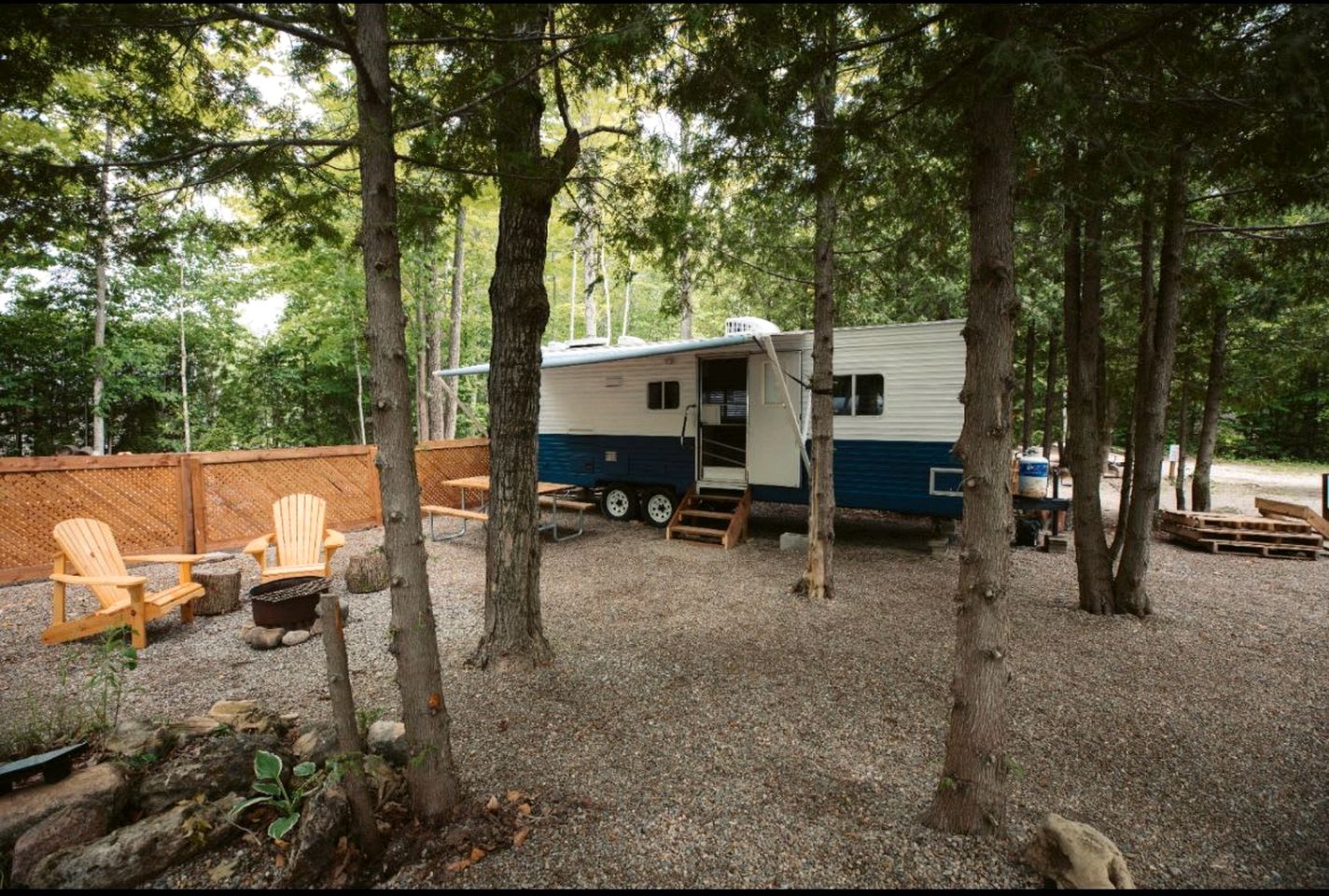 Renovated Vintage Glamping Caravan near the Grotto and Lions Head Park, Ontario