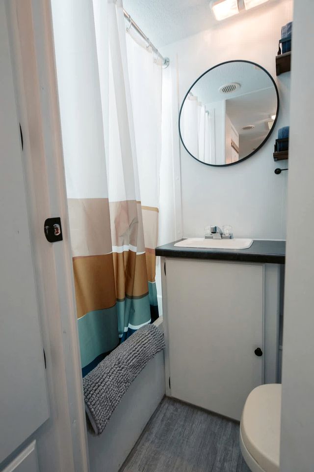 Renovated Vintage Glamping Caravan near the Grotto and Lions Head Park, Ontario