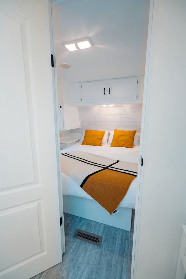 Renovated Vintage Glamping Caravan near the Grotto and Lions Head Park, Ontario