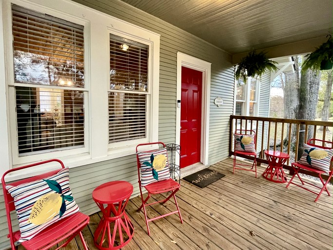 Renovated Waterfront Cottages Ideal for Families or Groups in Louisiana