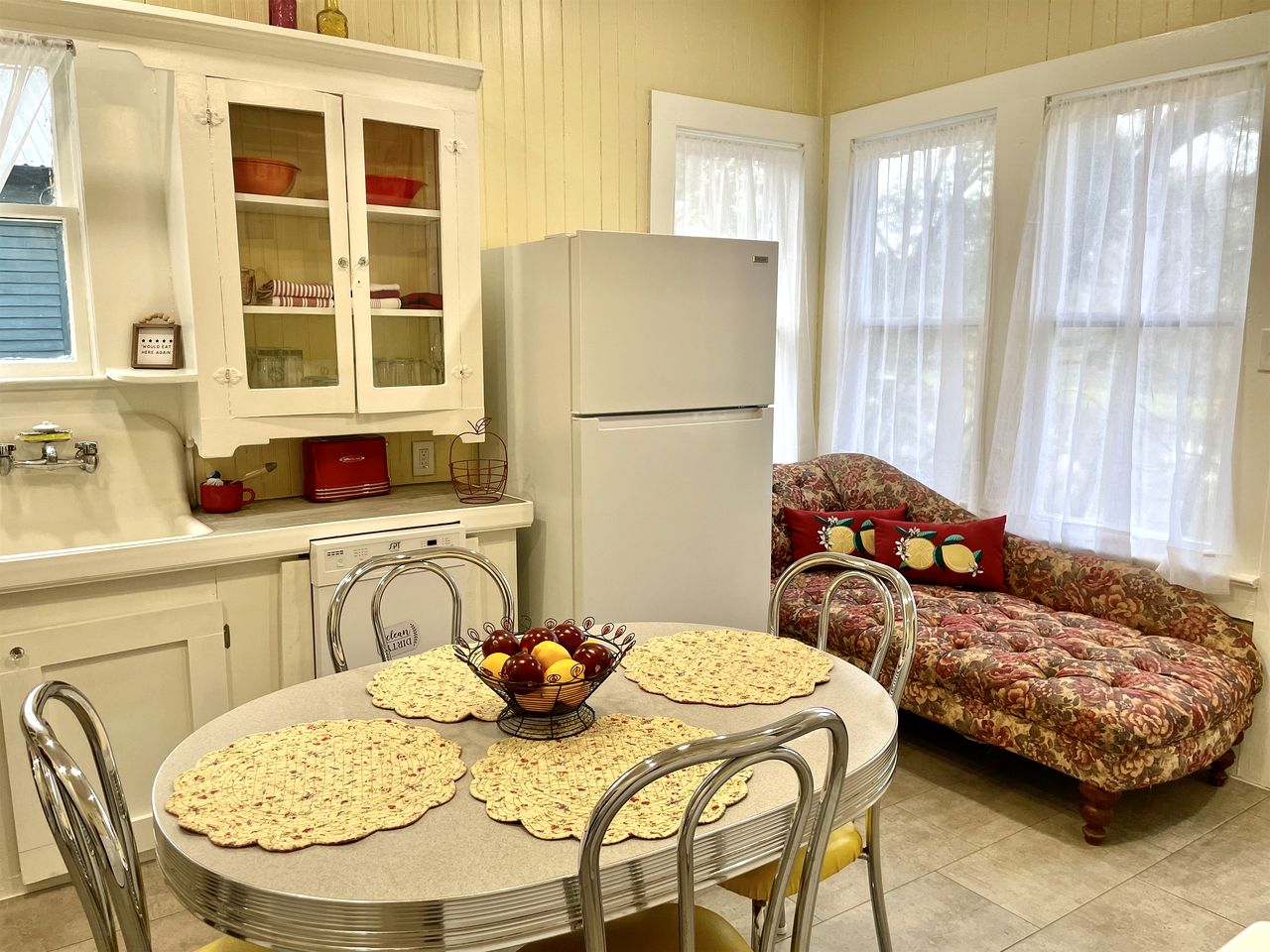 Renovated Waterfront Cottages Ideal for Families or Groups in Louisiana