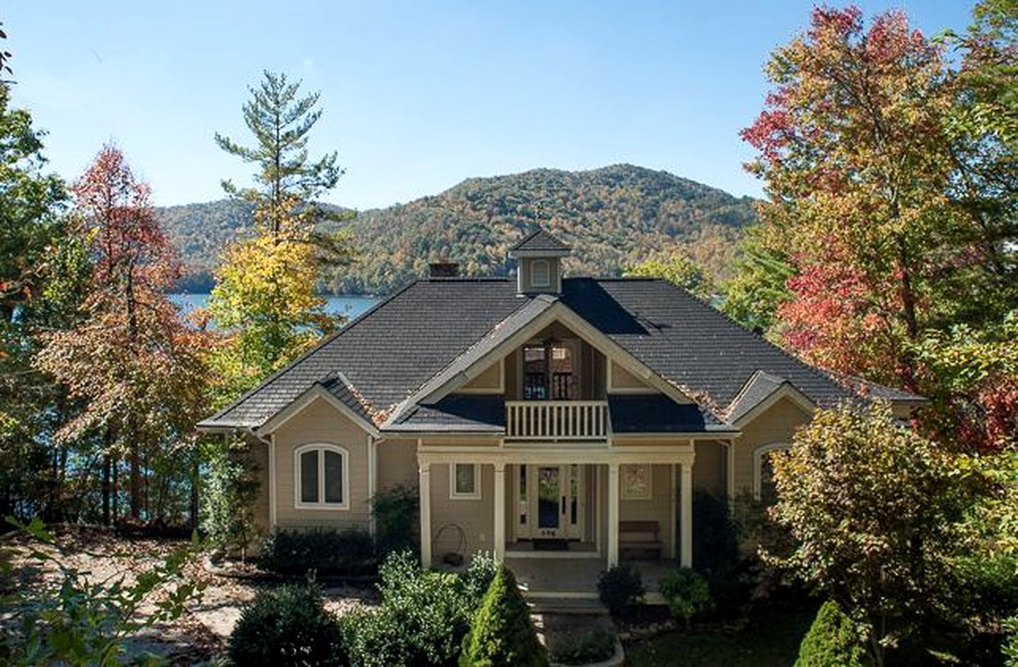 Lakefront Luxury Rental in Topton, North Carolina